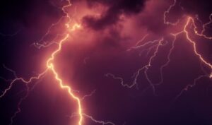 [Code geel] Zwaar onweer op komst (Hart van Lansingerland)