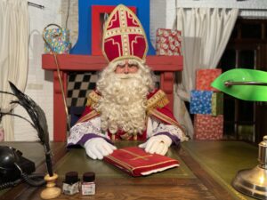 Sinterklaas blij met alle tekeningen