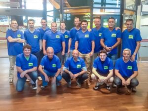 Mannen TOGB 8 pakken uit voor nieuwe tribune