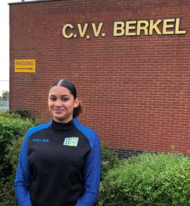 Jazz Oster van IJVV de Zwervers MO19 naar Berkel vrouwen