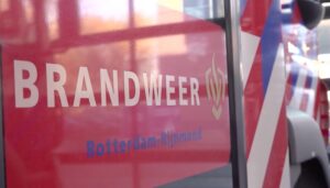 Schuur volledig uitgebrand; buren helpen met tuinslang