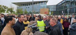 Vreedzaam protest tegen opvangplannen, zorgen en verdeeldheid klinken door
