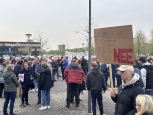 Demonstratie bij gemeentehuis tegen AZC