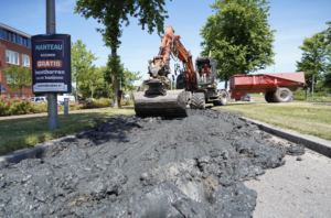 Graafmachine met kiepwagen verliest lading Oudelandselaan Berkel en Rodenrijs
