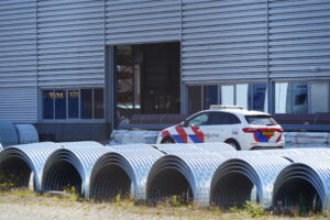 Arm medewerker in machine bij bedrijf