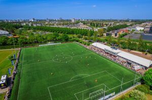 Bouwdrama bij FC Zoetermeer: miljoenenplan voor clubhuis geklapt door falende aannemer en netproblemen