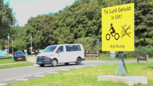 Bewustwordingsactie tegen geluidsoverlast motoren en auto’s in recreatiegebied Rottemeren