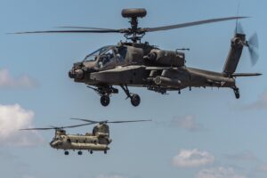 Militaire helikopters trainen boven Lansingerland