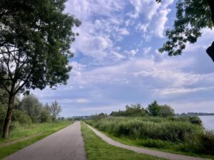 Tropische hitte – Waar blijft warme weer met 30 graden? Het is koel, bewolkt en hier en zelfs regen