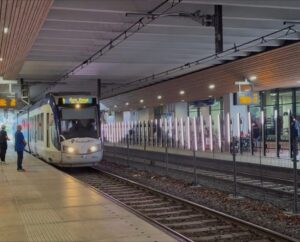Lichtshow bij tramhalte Stadhuis: kunst of overlast?