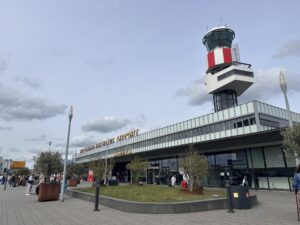 Enquête over het vliegveld: handig om in de buurt te hebben, rot als je ernaast woont