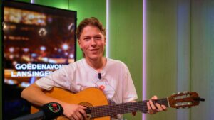 Owen speelt gitaar op groot podium dankzij zijn droomidool Post Malone