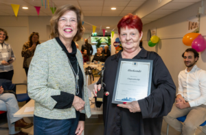 Hennie Minneboo krijgt Chapeaubeeldje voor inzet in Meerzicht