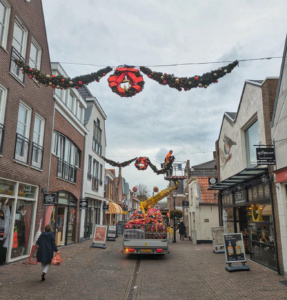Dorpsstraat maakt zich op voor kerstversiering