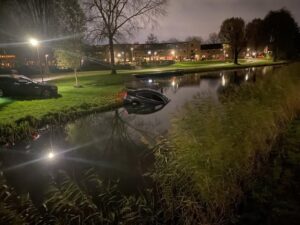 Politieachtervolging eindigt in het water
