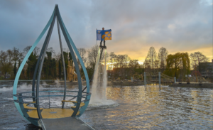 De Waterloper officieel onthuld: nieuw kunstwerk geeft Dobbeplas een opvallend herkenningspunt
