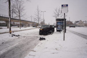 Auto botst tegen boom door winterse gladheid op Benthuizenstraat