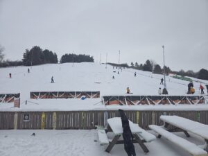 Echte sneeuw op de borstelbaan: “Dat bespaart je weer acht uur rijden!”