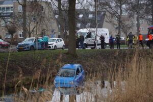 Auto te water na botsing Paletsingel in Zoetermeer