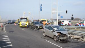 Flinke schade na botsing afrit N209 / A16
