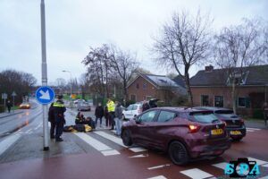 Fietser aangereden door auto op rotonde Planetenweg Berkel en Rodenrijs