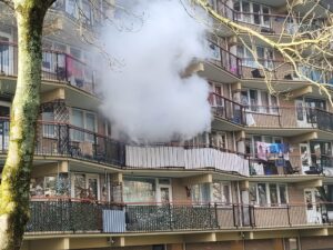 Drie fatbikes uitgebrand en kat overleden bij woningbrand in flat aan Griekenlandlaan in Zoetermeer