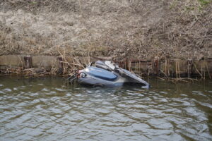 Brommer in water aangetroffen langs fietspad in Bergschenhoek