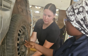 Kayleigh (20) rijdt 7.500 km naar Gambia om autotechniekles te geven