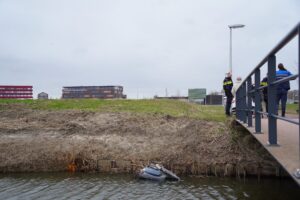 Brommer te water langs de Boterdorpseweg in Bergschenhoek