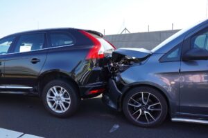Kop-staart botsing met flinke schade tussen drie voertuigen A16&nbsp;