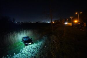Auto belandt van talud na botsing met vrachtwagen op N209 Bergschenhoek
