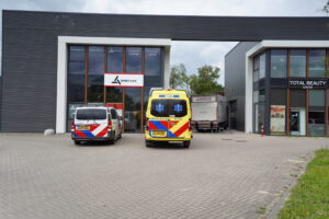Vrachtwagenchauffeur botst na onwelwording tegen bedrijfspand in Berkel en Rodenrijs