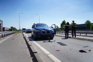 Auto schiet over betonnen rijbaanscheiding na flinke kop-staartbotsing op HSL-viaduct bij Bergschenhoek