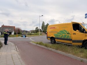Pakketbezorger en scooterrijder in botsing op rotonde Klapwijkseweg in Berkel en Rodenrijs