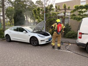 Rookontwikkeling tijdens starten van Tesla aan de Bladmos Bergschenhoek