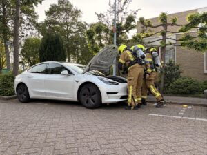 Rookontwikkeling aan de voorzijde Tesla aan de Bladmos Bergschenhoek