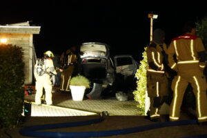 Elektrische auto vliegt in brand aan Voorweg in Zoetermeer