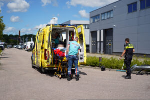 Motorrijder zwaargewond na aanrijding met auto op kruising Lorentzstraat in Bleiswijk