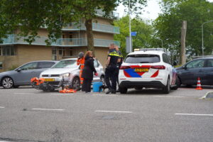 Fietser komt onder auto terecht na aanrijding op Van Aalstlaan