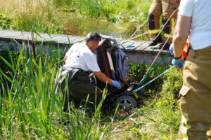 Man met elektrische rolstoel te water in Lage Bergse Bos Bergschenhoek