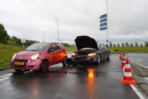 Schade na botsing tussen auto en taxi op rotonde N470 in Pijnacker
