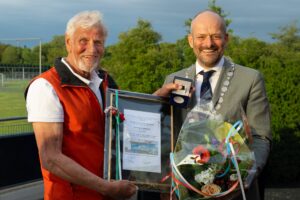Van eerste wandeltocht tot Gemeentelijke Erepenning: Arnold Oosterlaan krijgt waardering voor 50 jaar inzet