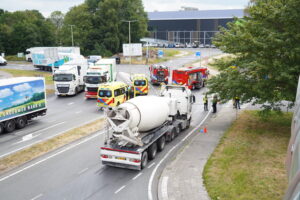 Gewonde na ongeval tussen twee vrachtwagens op Hoefweg