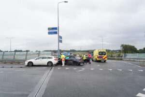 Gewonde en flinke schade na ongeval oprit A16