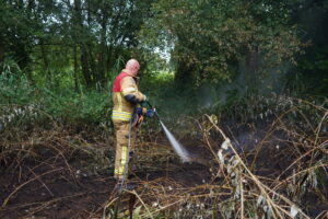 Brand in bosschages nabij golfclub in Lage Bergse Bos in Bergschenhoek