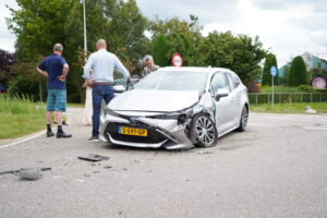 Vrachtwagen en auto botsen op kruising in Bleiswijk
