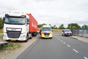Motorrijder gewond na aanrijding met vrachtwagentrailer