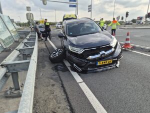 Opnieuw flinke schade na aanrijding op kruising N209 met A16 bij Bergschenhoek