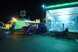Auto schiet door wasboxen na ongeval Jadestraat in Bleiswijk