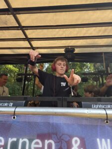 Zoetermeerse Thom (12) draait op Rave The Planet Berlijn: “droom die is uitgekomen”